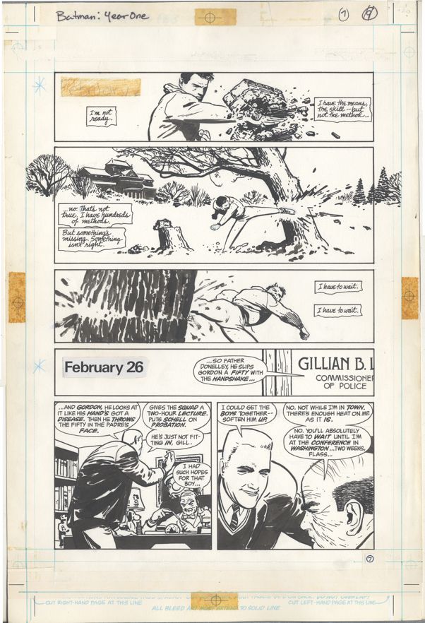 Illustration originale non colorée d'une page de Batman : Année 1, mettant en vedette Bruce Wayne frappant une brique et donnant un coup de pied dans un arbre ;  et une conversation entre le détective Flass et le commissaire Loeb.