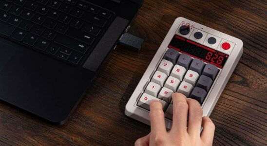 8BitDo lance un pavé numérique au thème rétro qui est également une calculatrice