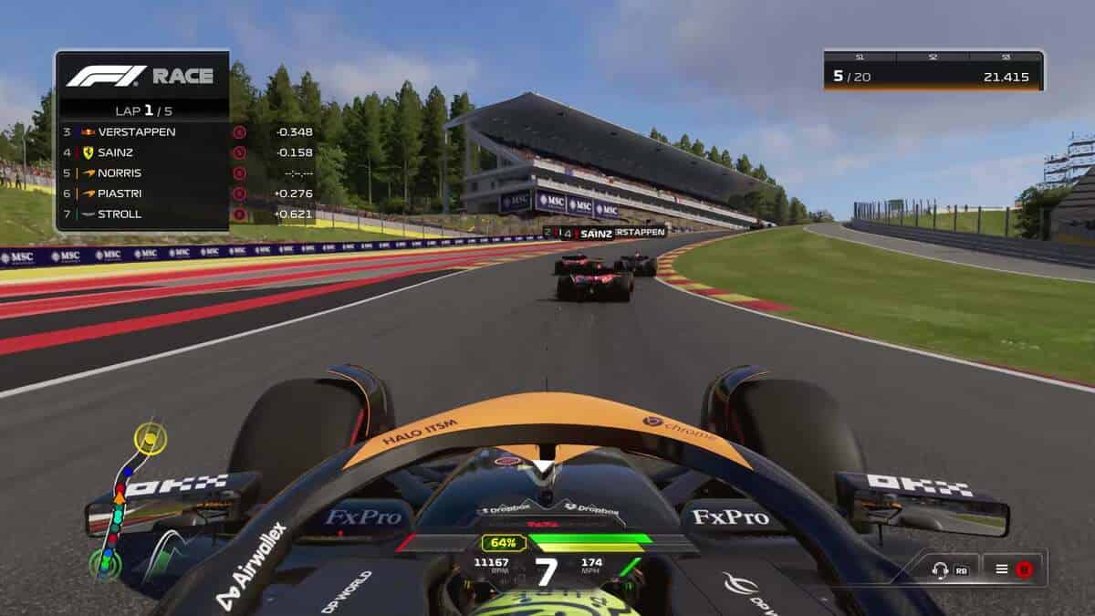 Revue F1 24 : Une voiture McLaren au virage du circuit de Spa derrière Sainz, Verstappen et un autre pilote.