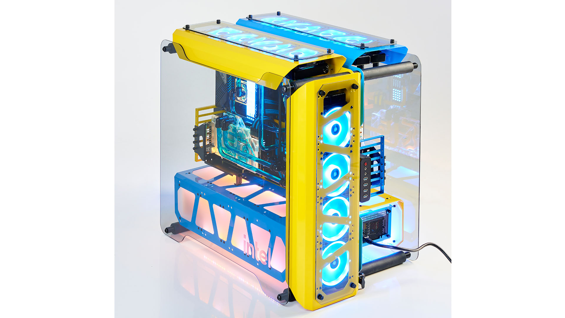 Le double système dans le boîtier Intel bleu et jaune