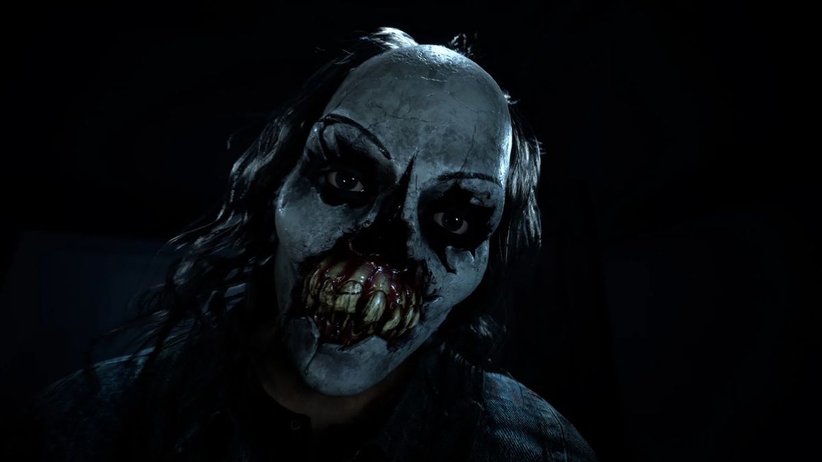 Un gros plan du tueur masqué de Until Dawn dans un décor sombre