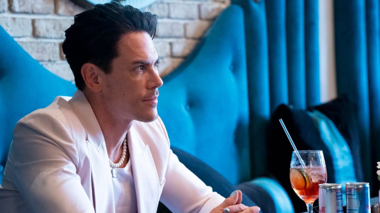 Tom Sandoval assis avec ses doigts entrelacés dans les règles de Vanderpump