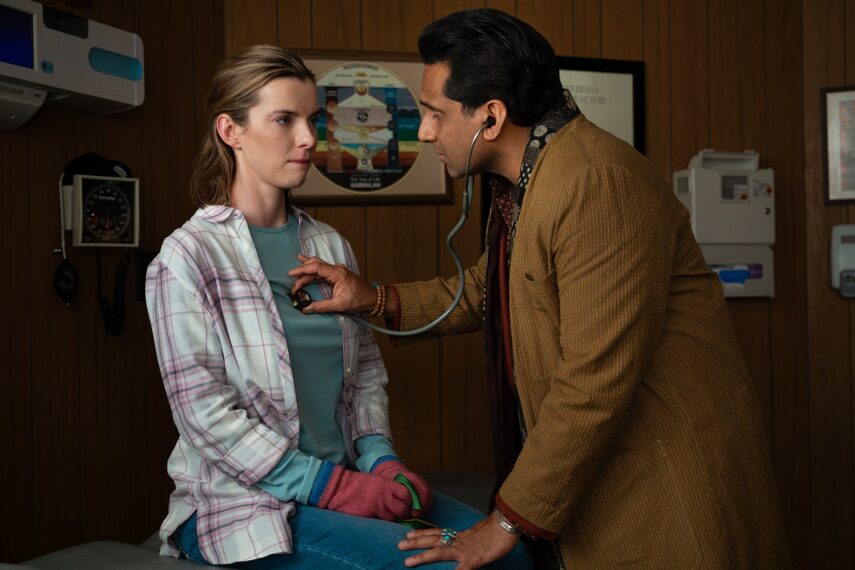 Betty Gilpin et Ravi Patel dans 