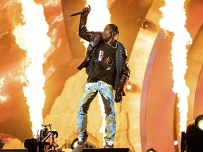 Travis Scott se produit au Astroworld Music Festival