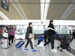 Des gens traversent l’aéroport international Pearson de Toronto le vendredi 10 mars 2023.