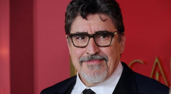 Alfred Molina combat ses larmes en disant "J'ai déçu mon père" en étant acteur et en rejetant un emploi mieux rémunéré : "Il m'a regardé comme s'il ne me reconnaissait pas"