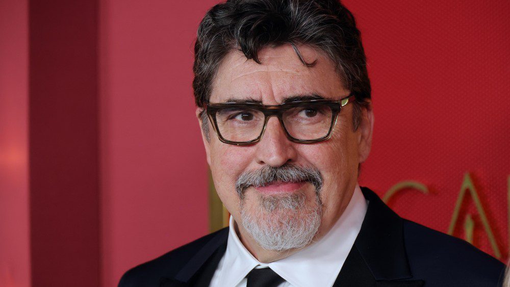 Alfred Molina combat ses larmes en disant 