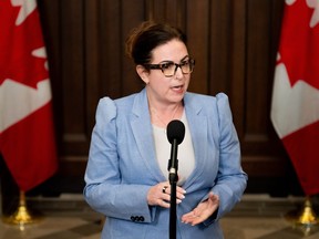 Ya'ara Saks, ministre de la Santé mentale et des Dépendances et ministre associée de la Santé, s'exprime dans le foyer de la Chambre des communes sur la Colline du Parlement à Ottawa, le mardi 7 mai 2024. La tentative de décriminalisation de Toronto a été entachée par des débats politiques alimentés par Selon les experts en matière de politique antidrogue, le récent retour en arrière de la Colombie-Britannique plonge la candidature de la ville dans l'incertitude.