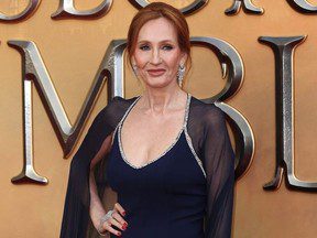 « BLOKE HÉRO, BLANC, D’ÂGE MOYEN » : JK Rowling entame une dispute avec un manager de football trans