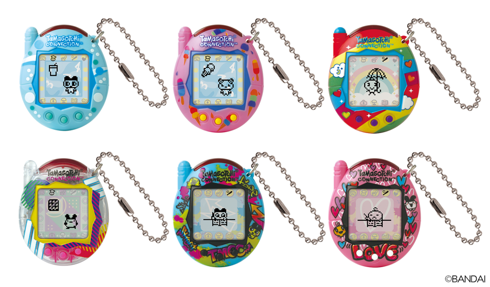 Tamagotchi Connection représenté en six couleurs : Bubbles (bleu clair), Ice Cream (rose), Rainbow Sky, le Clear Retro multicolore et le Blue and Pink Graffiti