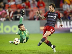 L'attaquant du FC Toronto Federico Bernardeschi (10) marque sur le gardien du FC Dallas Maarten Paes (30) lors de la première mi-temps de la MLS à Toronto, le samedi 4 mai 2024.