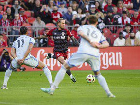 Bernardeschi réussit un tour du chapeau alors que le Toronto FC bat le CF Montréal