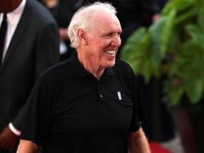 Bill Walton arrive sur le tapis rouge lors de la cérémonie d'intronisation du Basketball Hall of Fame 2022 au Symphony Hall le 10 septembre 2022 à Springfield, Massachusetts.