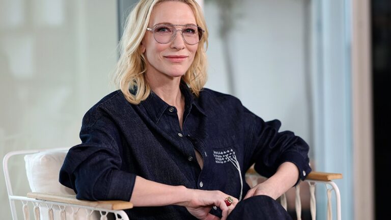 Cate Blanchett fait pression pour obtenir plus de financement pour les femmes et les cinéastes LGBTQ, mais elle veut savoir pourquoi personne ne demande aux hommes comment y remédier.
	
	
