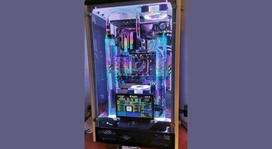 Ce PC de jeu symétrique refroidi par eau à double réservoir est incroyable