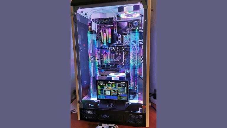 Ce PC de jeu symétrique refroidi par eau à double réservoir est incroyable
