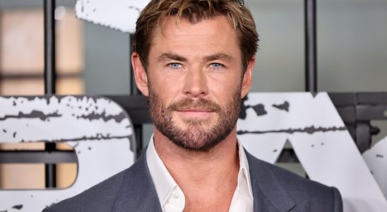 Chris Hemsworth déteste porter des capes parce qu'elles sont « si peu pratiques » : jouer un super-héros est une « boîte prévisible » avec « tout un tas de règles que vous devez respecter ».