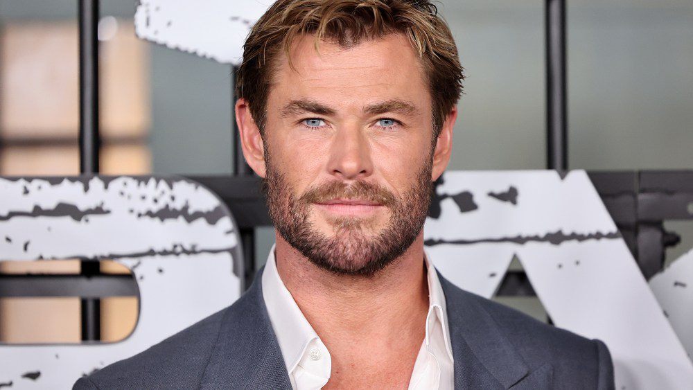 Chris Hemsworth déteste porter des capes parce qu'elles sont « si peu pratiques » : jouer un super-héros est une « boîte prévisible » avec « tout un tas de règles que vous devez respecter ».
	
	
