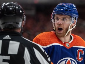 Connor McDavid (97 ans) des Oilers d'Edmonton se dispute avec l'arbitre pendant la deuxième période du deuxième tour des séries éliminatoires de la LNH contre les Canucks de Vancouver, à Edmonton, le dimanche 12 mai 2024.