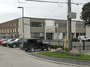 Des hommes armés ouvrent le feu sur une école juive pour filles, selon la police de Toronto