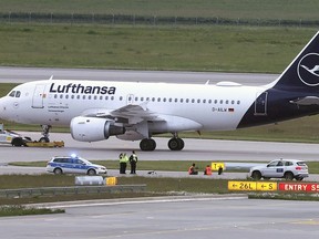 Des militants pour le climat se trouvent sur une route d'accès aux pistes de l'aéroport de Munich, en Allemagne, le samedi 18 mai 2024. Des responsables allemands et des médias locaux ont rapporté que les autorités ont fermé temporairement l'aéroport de Munich après que six militants pour le climat ont franchi une barrière de sécurité et se sont collés pour y accéder. routes menant aux pistes.  Les militants du groupe Last Generation protestaient contre l'avion, le moyen de transport le plus polluant, a indiqué samedi l'agence de presse allemande dpa.