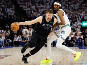 Luka Doncic des Dallas Mavericks se dirige vers le panier contre Jaden McDaniels des Minnesota Timberwolves lors du quatrième quart du deuxième match de la finale de la Conférence Ouest au Target Center le 24 mai 2024 à Minneapolis, Minnesota.