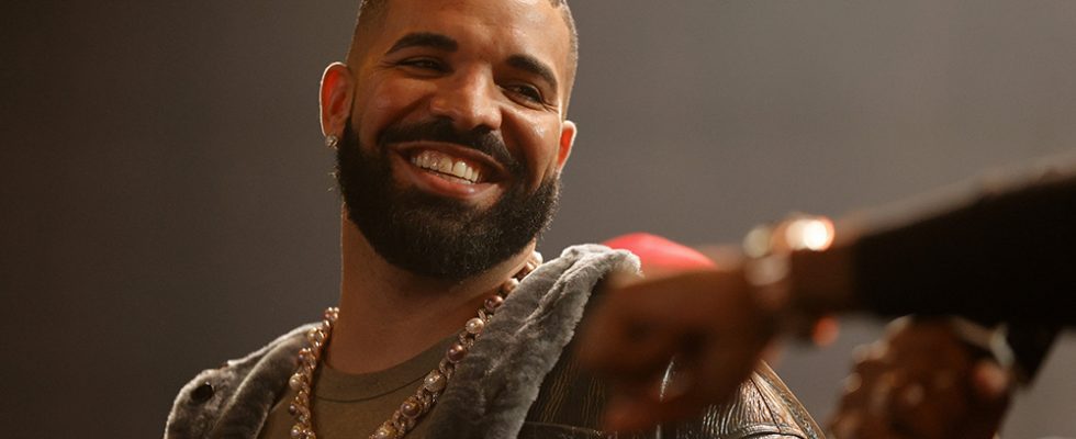 LONG BEACH, CALIFORNIA - OCTOBER 30: Drake speaks onstage during Drake's Till Death Do Us Part rap battle on October 30, 2021 in Long Beach, California. (Photo by Amy Sussman/Getty Images)