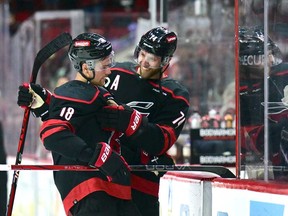 Jaccob Slavin, à droite, et Jack Drury des Hurricanes de la Caroline célèbrent après une victoire contre les Islanders de New York lors du cinquième match du premier tour des séries éliminatoires de la Coupe Stanley 2024 au PNC Arena le 30 avril 2024 à Raleigh, en Caroline du Nord.