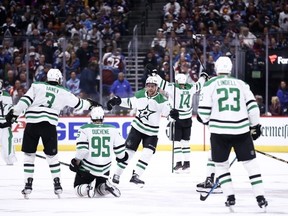 Matt Duchene #95 des Stars de Dallas célèbre avec ses coéquipiers après avoir marqué le but gagnant lors de la deuxième période de prolongation contre l'Avalanche du Colorado lors du sixième match du deuxième tour des séries éliminatoires de la Coupe Stanley 2024 au Ball Arena le 17 mai 2024 à Denver , Colorado.