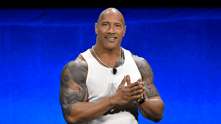 Dwayne « The Rock » Johnson accusé de « retard chronique » provoquant une crise budgétaire sur Red One, ce que le studio nie
