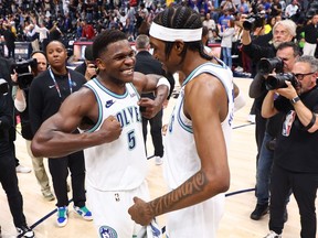 Anthony Edwards #5 et Jaden McDaniels #3 des Minnesota Timberwolves célèbrent après avoir remporté le septième match des éliminatoires du deuxième tour de la Conférence Ouest contre les Denver Nuggets au Ball Arena le 19 mai 2024 à Denver, Colorado.