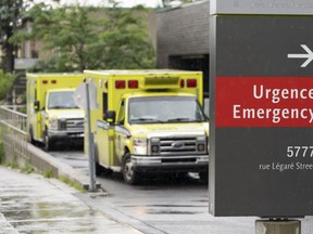 Un panneau d'urgence est visible à l'extérieur d'un hôpital de Montréal, le lundi 10 juillet 2023.