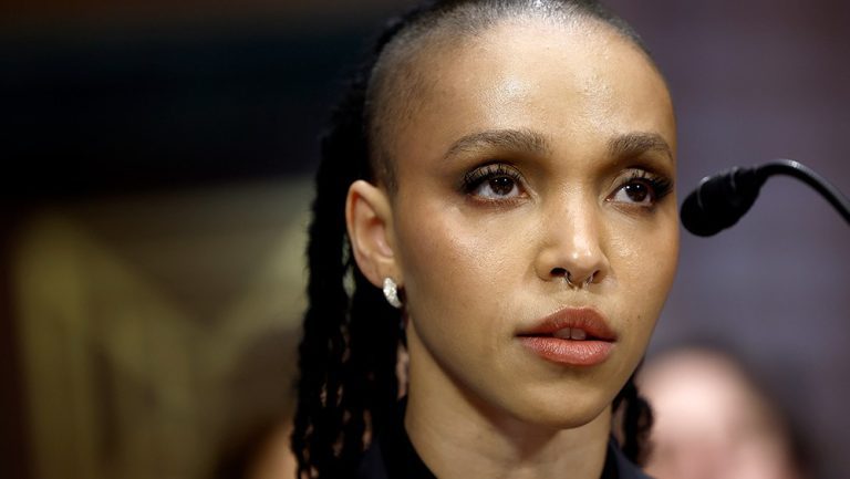 FKA Twigs révèle qu'elle a développé son propre Deepfake lors d'un témoignage au Congrès sur la réglementation de l'IA avec le PDG de Warner Music. Les plus populaires À lire absolument Inscrivez-vous aux newsletters variées Plus de nos marques
	
	
