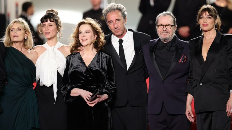 Gary Oldman et Paolo Sorrentino s'embrassent alors que "Parthenope" reçoit une standing ovation de 9,5 minutes au Festival de Cannes Les plus populaires à lire absolument Abonnez-vous aux newsletters variées Plus de nos marques
	
	
