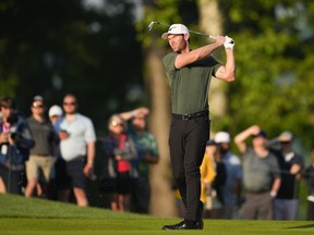 Grayson Murray frappe depuis le fairway au 10e trou lors de la première ronde du championnat PGA au Valhalla Golf Club, le jeudi 16 mai 2024, à Louisville, Kentucky.