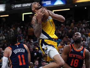 Obi Toppin (1) des Indiana Pacers tire le ballon sur Jalen Brunson (11) des New York Knicks et Alec Burks (18) des New York Knicks lors du quatrième match des éliminatoires du deuxième tour de la Conférence de l'Est à Gainbridge Fieldhouse dimanche, 12 mai 2024 à Indianapolis, Indiana.