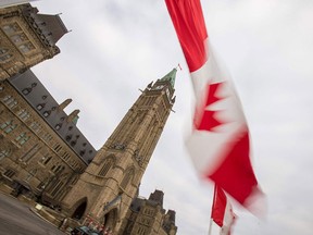 De nombreux grands syndicats fédéraux ont déjà contesté la directive du gouvernement selon laquelle les employés fédéraux seront tenus de travailler au bureau au moins trois jours par semaine.