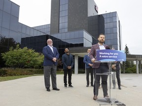 David Piccini, ministre du Travail, de l'Immigration, de la Formation et du Développement des compétences, s'exprimant à London, en Ontario, en 2023.