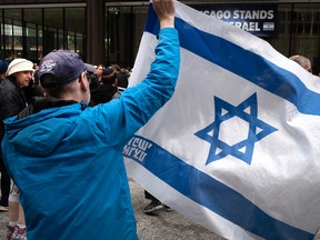 Des partisans d'Israël assistent à une célébration du Jour de l'Indépendance israélienne au Daley Center Plaza le 14 mai 2024 à Chicago, dans l'Illinois.