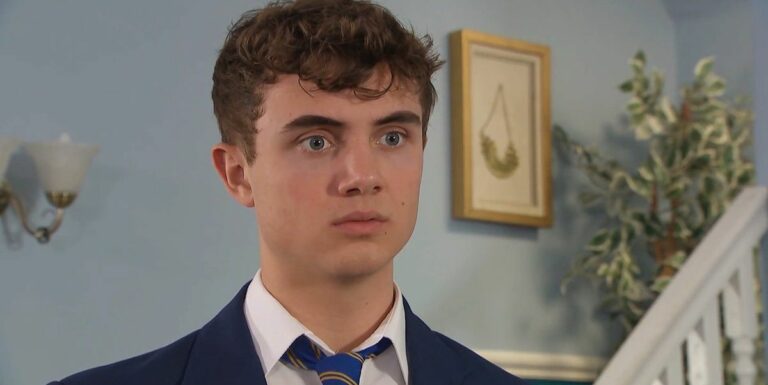 JJ de Hollyoaks fait une sinistre menace à Frankie
