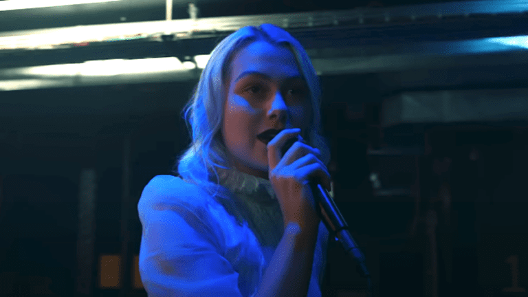 J'ai vu le réalisateur de TV Glow parler de l'obtention de son camée Phoebe Bridgers et de qui ils ont contacté en premier pour la bande originale de Banger "Teen Angst"
