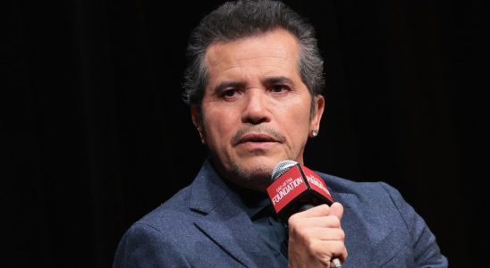 John Leguizamo a refusé "M.".  & Mme Smith » parce que Jolie et Pitt « recevaient 20 millions de dollars et qu'ils allaient me payer une échelle ».  Je me suis senti dissuadé';  Il le regrette maintenant Les plus populaires À lire absolument Inscrivez-vous aux newsletters variées Plus de nos marques