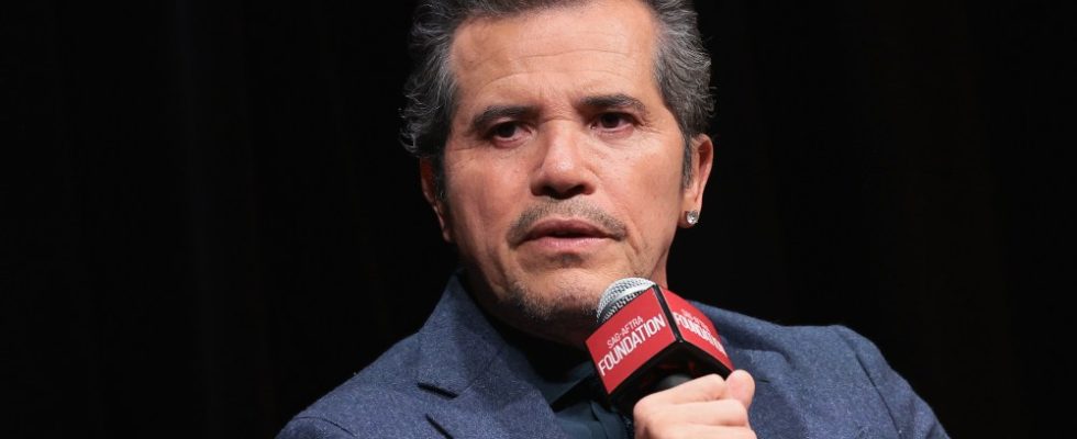 John Leguizamo a refusé "M.".  & Mme Smith » parce que Jolie et Pitt « recevaient 20 millions de dollars et qu'ils allaient me payer une échelle ».  Je me suis senti dissuadé';  Il le regrette maintenant Les plus populaires À lire absolument Inscrivez-vous aux newsletters variées Plus de nos marques