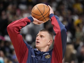 Le centre des Denver Nuggets Nikola Jokic s'échauffe avant le premier match d'un match éliminatoire du premier tour de basket-ball de la NBA contre les Lakers de Los Angeles, le samedi 20 avril 2024, à Denver.