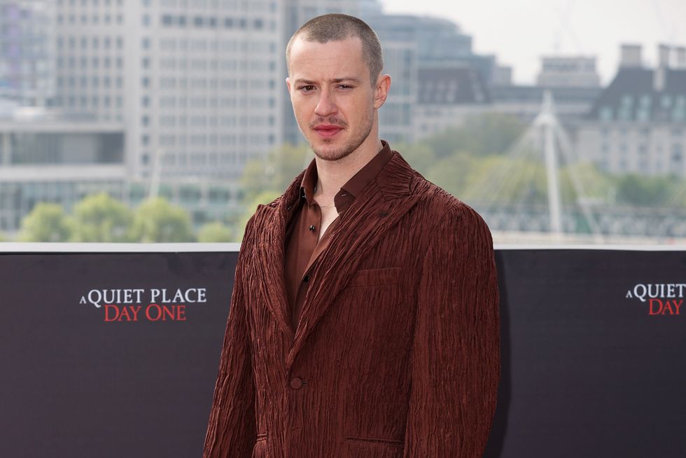 Joseph Quinn avec la tête rasée lors d'une séance photo dans un endroit calme le premier jour