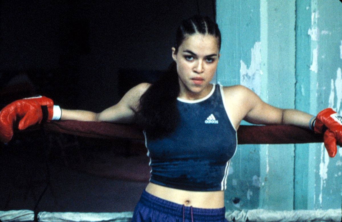 Michelle Rodriguez appuyée contre le bord d'un ring de boxe