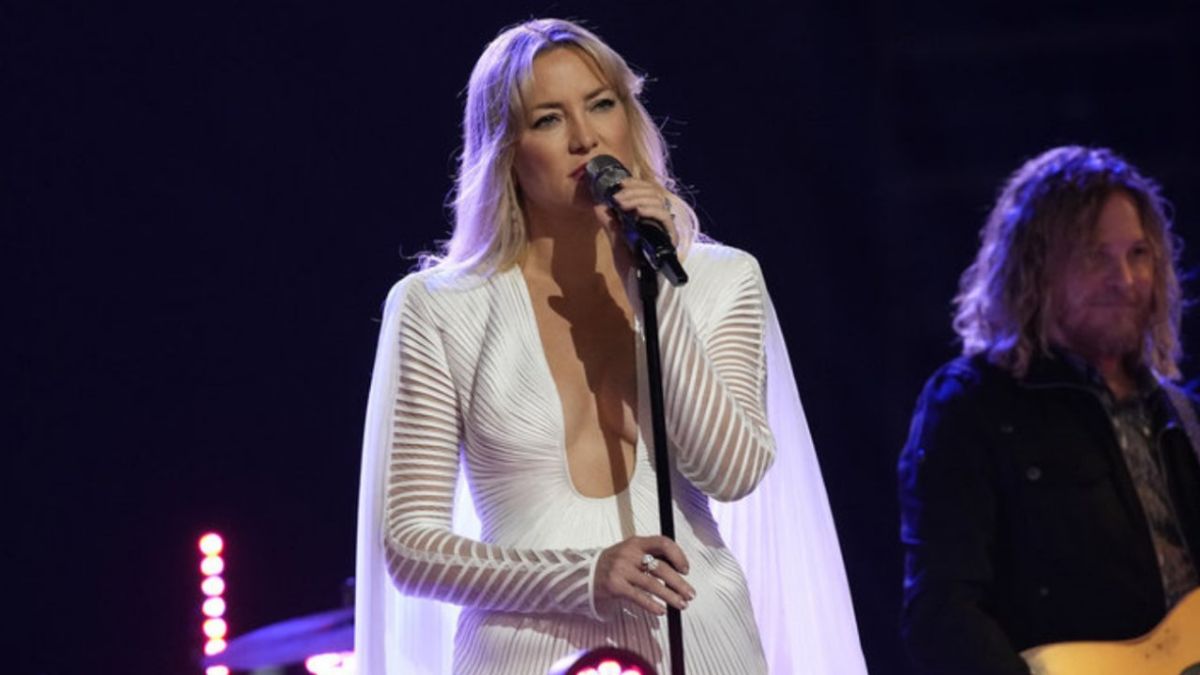 Kate Hudson a interprété son nouveau single lors de la finale de The Voice, et les réactions sont sauvages
