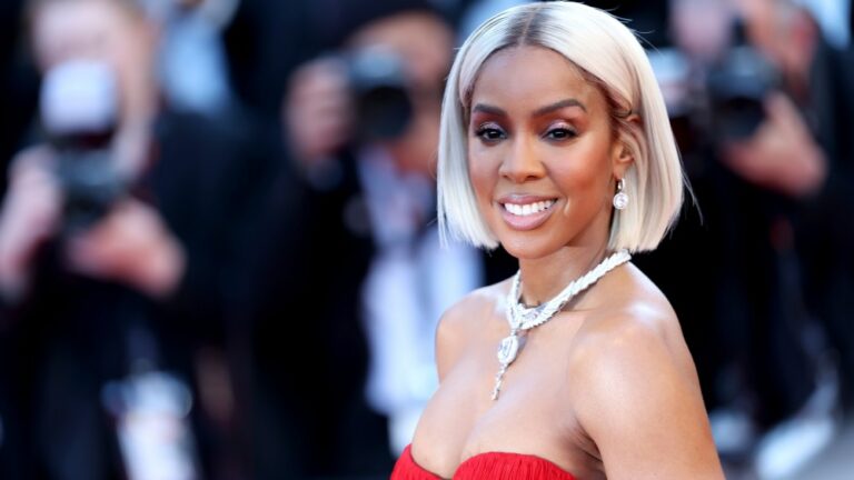 Kelly Rowland dit "J'ai tenu bon" lors du choc avec l'huissière du tapis rouge de Cannes : d'autres femmes "qui ne me ressemblaient pas vraiment n'ont pas été grondées ou repoussées" Les plus populaires doivent lire Inscrivez-vous aux newsletters variées Plus de nos marques
	
	
