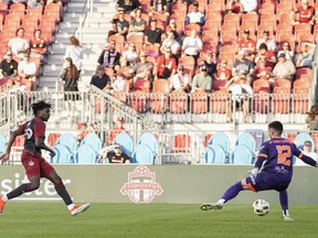 Deandre Kerr du Toronto FC marque sur le gardien du CS Saint Laurent Konstantinos Maniatis lors du quart de finale de la première mi-temps du Championnat canadien à Toronto, le mardi 21 mai 2024.