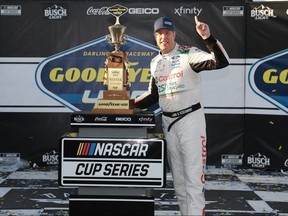 Brad Keselowski, pilote de la Ford Castrol n°6, célèbre dans le couloir de la victoire.